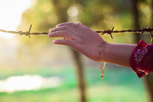 Comment ajouter une touche de spiritualité à votre garde-robe avec des bijoux arbre de vie ?